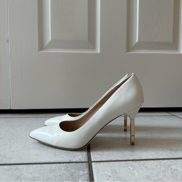 [SOLD] BNWOT VENILLA SUITE white pumps with gold heels (women’s us 7.5) - Picture 2 of 9